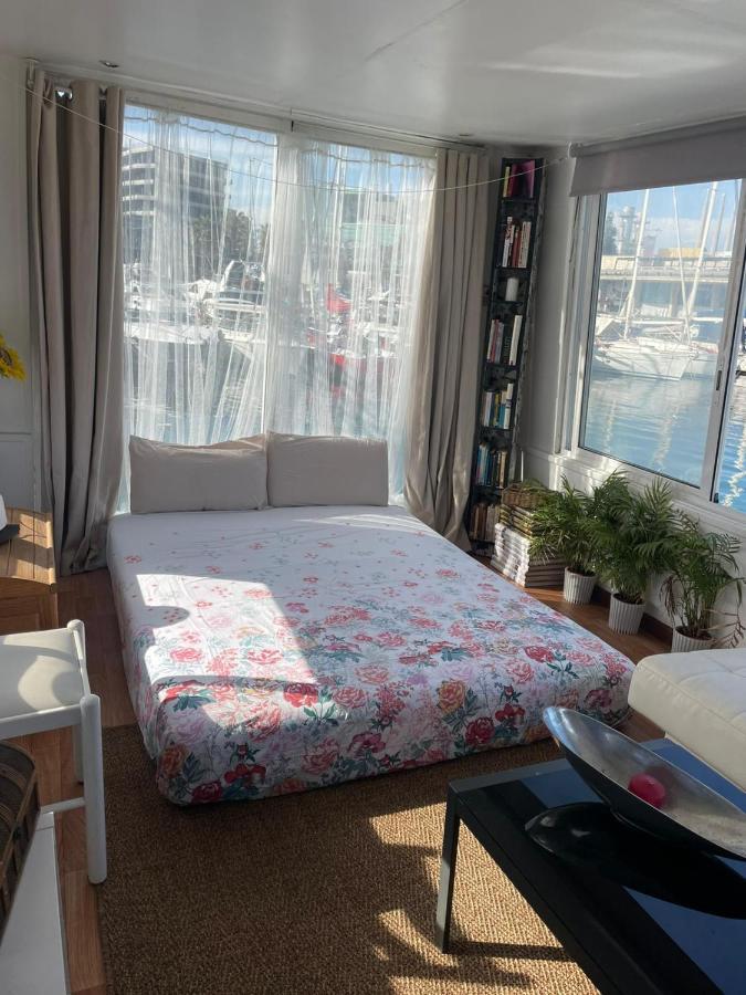 Light Bedroom In A Home Boat Barcelone Extérieur photo