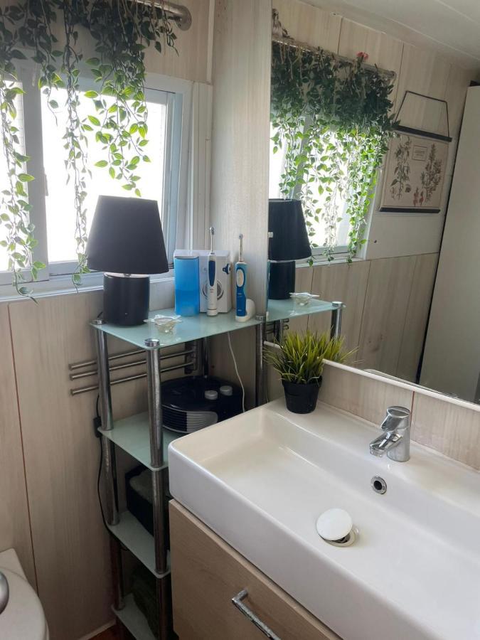 Light Bedroom In A Home Boat Barcelone Extérieur photo