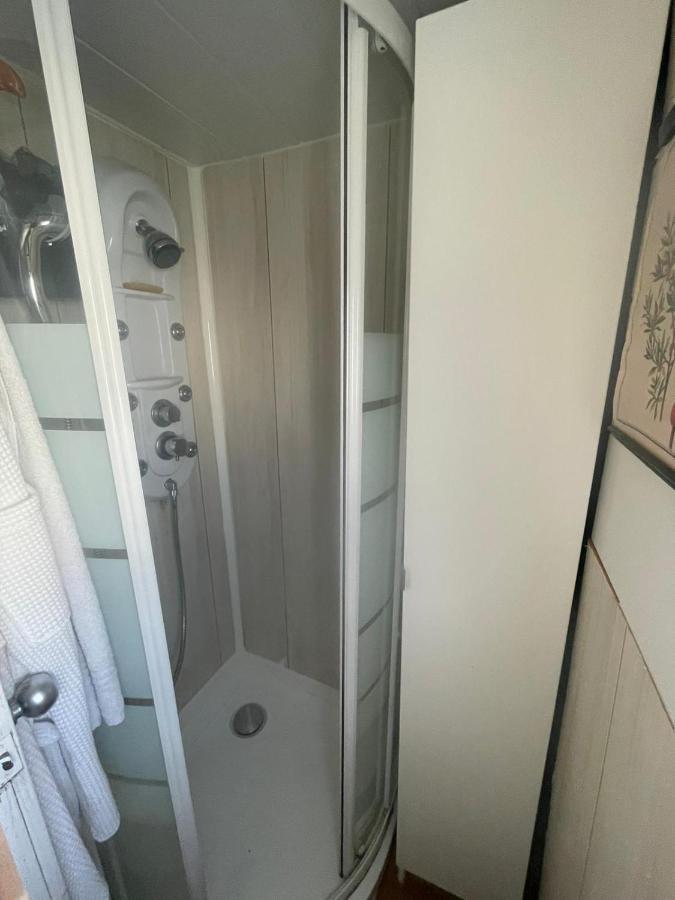 Light Bedroom In A Home Boat Barcelone Extérieur photo